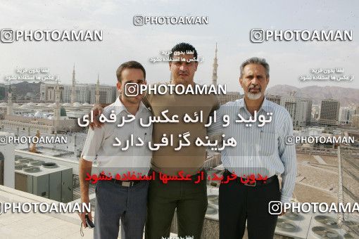 1504268, مدینه, عربستان, مسابقات فوتبال مقدماتی جام جهانی ۲۰۱۰ آفریقای جنوبی, 1387/06/17, حضور تیم ملی فوتبال ایران در مسجدالنبی و قبرستان بقیع