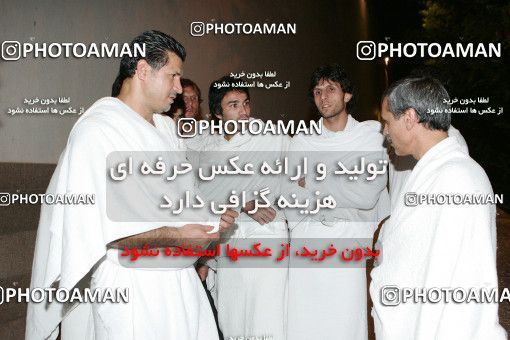 1504241, مدینه, عربستان, مسابقات فوتبال مقدماتی جام جهانی ۲۰۱۰ آفریقای جنوبی, 1387/06/17, حضور تیم ملی فوتبال ایران در مسجدالنبی و قبرستان بقیع